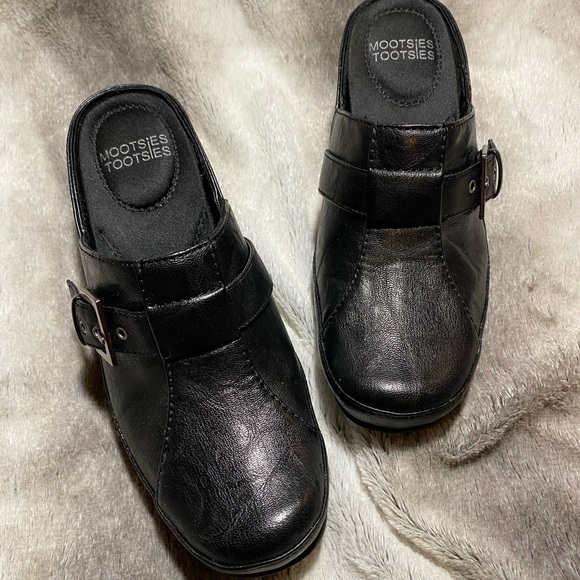 Mootsies Tootsies Shoes - Mootsies Tootsies black slides size 6